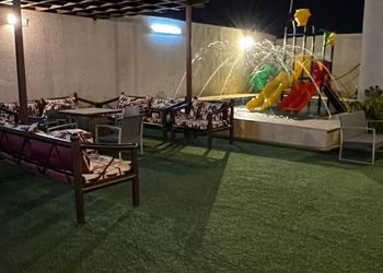 شاليه بمسطح اخضر وجلسة