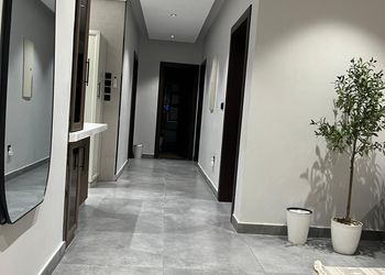 شقة بغرفة جلوس وغرفتين نوم 