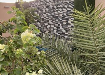 شاليه بجلسة تطل على مسبح خارجي 