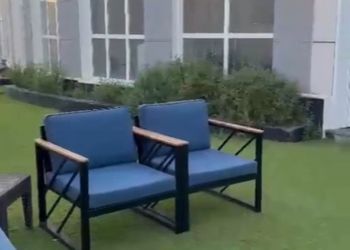 شاليه بمسطح اخضر ومسبح 