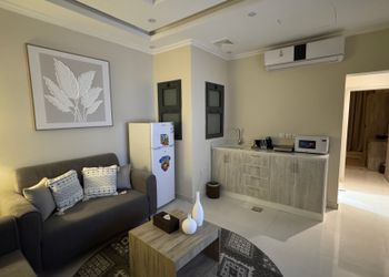 شقة بصالة وغرفة نوم وبأثاث بسيط