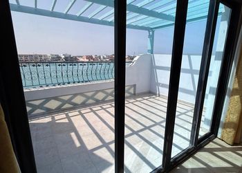 شقة بصالة مطلة على البحر 