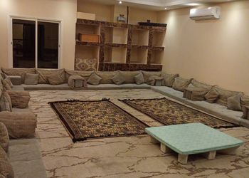 مزرعة بمسطح اخضر وجلسة