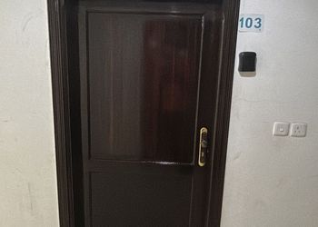 استديو بسرير ماستر وأثاث مريح 