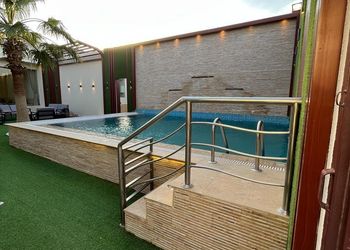 شاليه بمسطح اخضر وجلسة خارجية 