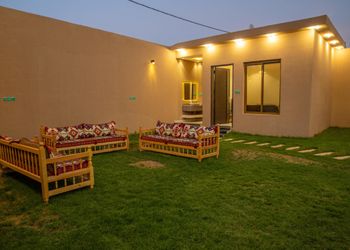 شاليه بمجلس رئيسي وطاولة طعام وغرفة نوم