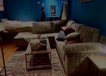استديو بأثاث مريح وبسيط 