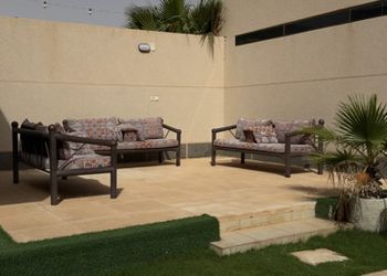 شاليه بمسطح اخضر وجلسة خارجية 
