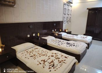 شاليه بمسطح اخضر وجلسة خارجية 