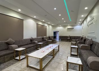 شاليه بمجلس ومسطح اخضر 