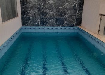 شاليه بجلسة خارجية ومسطح اخضر