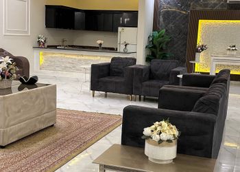شاليه بجلسة خارجية على مسطح اخضر