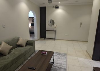 شقة بثلاث غرف نوم وصالة مريحة 