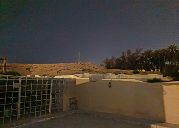 مزرعة بمسطحات خضراء وجلسة خارجية