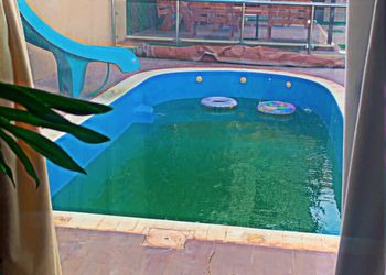 شاليه بجلسة خارجية على مسطح اخضر