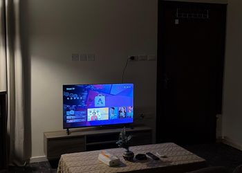 استديو بأثاث مريح وبسيط 