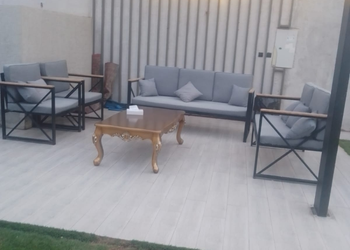 شاليه بجلسة تطل على مسبح خارجي 