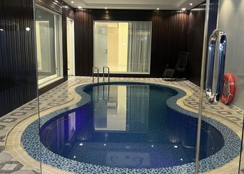  شاليه بمسطح اخضر و مسبح.