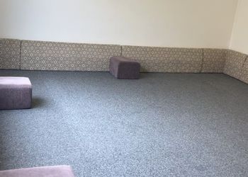 شاليه بجلسة خارجية ومسطح اخضر