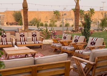 استراحة بجلسات خارجية ومسطح اخضر