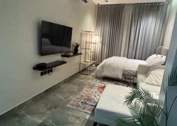 استديو بأثاث مريح وبسيط