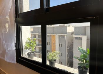 استديو بأثاث مريح وبسيط 