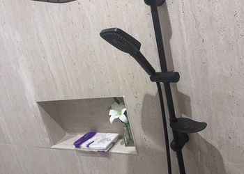 شقة بغرفة معيشة وغرفة نوم 