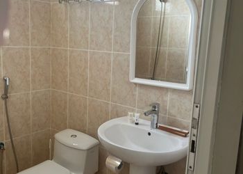 غرفة بسريرين مفردة وأثاث مريح
