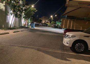شقة بصالة وثلاث غرف نوم 