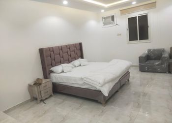 شقة بصاله وثلاث غرف نوم 
