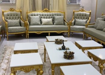 شاليه بجلسة تطل على مسبح خارجي 