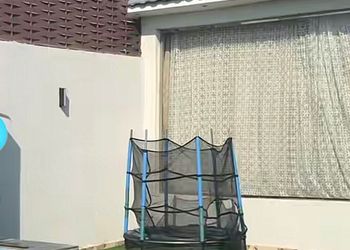 شاليه بجلسة خارجية ومسبح 