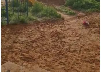 مزرعة بمسطحات خضراء وبيت شعر 