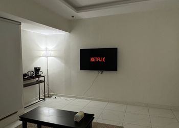 استديو بأثاث مريح وبسيط 