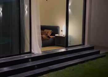 شاليه بجلسة خارجية ومسطح اخضر