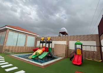 شاليه بمسبح والعاب مائيه