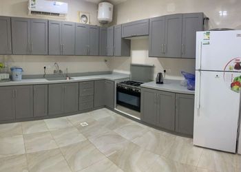استراحة بمسطح اخضر وجلسه خارجيه