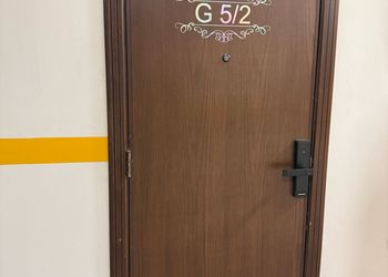 غرفة بأثاث مريح وبسيط