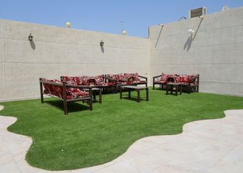 استراحة بألعاب أطفال ومسطح اخضر 