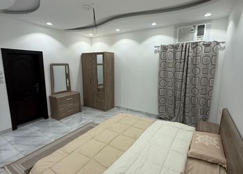 شقة بصالة وثلاث غرف نوم