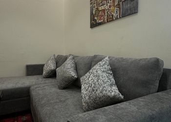 شقة بغرفة معيشة وغرفة نوم 