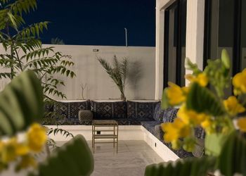 استراحة بمسطح اخضروجلسة خارجية 