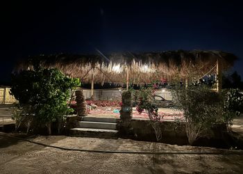 مزرعة بمسطحات خضراء وجلسة خارجية