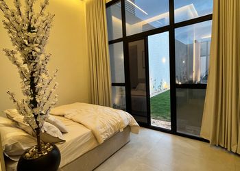شاليه بمسطح اخضر وجلسة خارجية 
