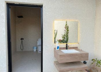 شاليه بمسطح اخضر وجلسة خارجية
