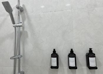 شقة بغرفتين نوم ومجالس