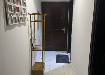 استديو بأثاث مريح وبسيط