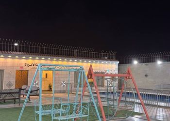 استراحة بمسبح خارجي وجلسة خارجية