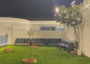 استراحة بإطلالة على مسبح وجبل