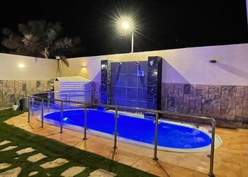 شاليه بمسطح اخضر ومسبح 